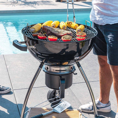 BARBACOA CARBON 67 cm x 107 cm ACERO NEGRO CON RODOS Y ESTANTE INFERIOR