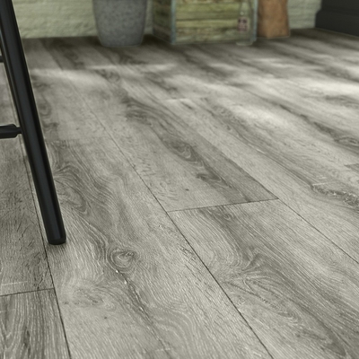 PISO SPC DE CLIC 122 cm x 18 cm x 5.5 mm GRANADA2 GRIS OSCURO 1.54 m2